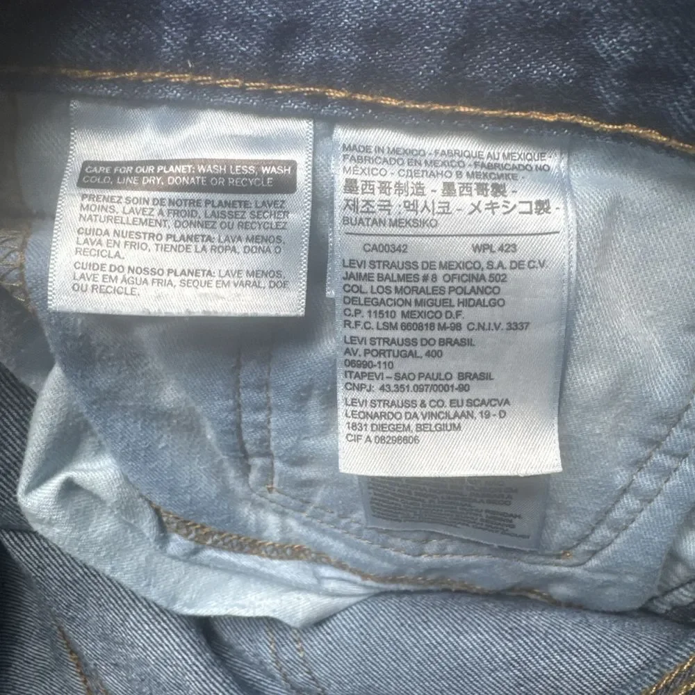 Levis excellent
